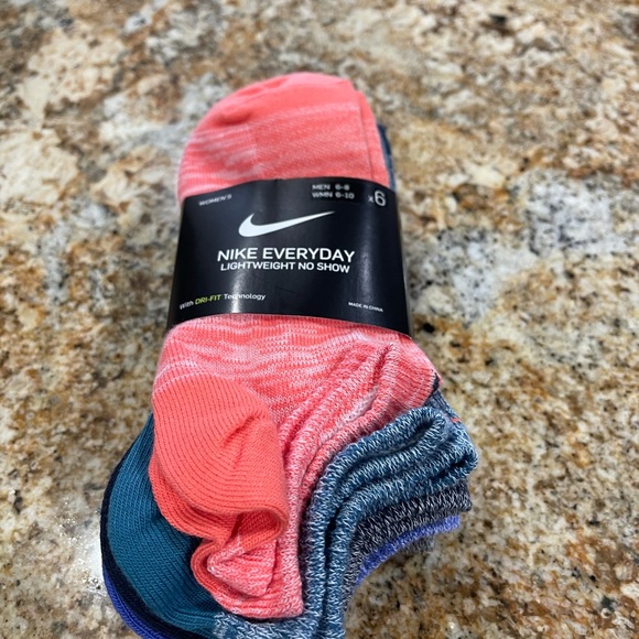 Nike new 6 pair package of no show socks fits women size 6-10 - Picture 6 of 6